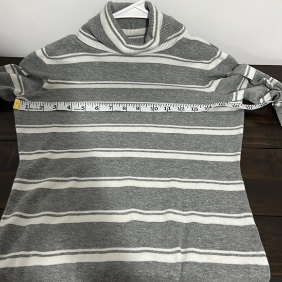 BANANA Republic Turtle Neck Long Sleeve Shirt Grey and White Striped Size Small - Picture 8 of 8